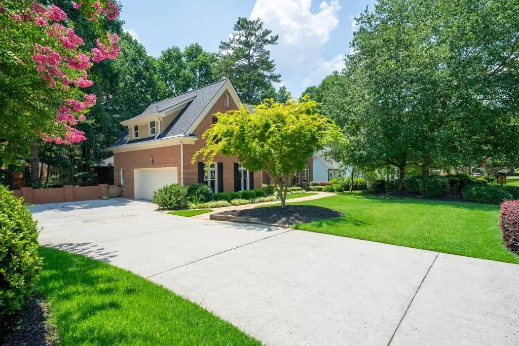 135 Grogans Lake Drive, Sandy Springs, Georgia 30350, 6 Bedrooms Bedrooms, ,4 BathroomsBathrooms,Residential,Sold,135 Grogans Lake Drive,6756364