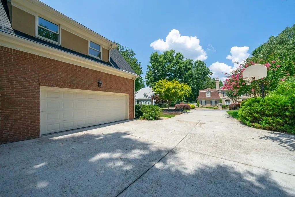 135 Grogans Lake Drive, Sandy Springs, Georgia 30350, 6 Bedrooms Bedrooms, ,4 BathroomsBathrooms,Residential,Sold,135 Grogans Lake Drive,6756364