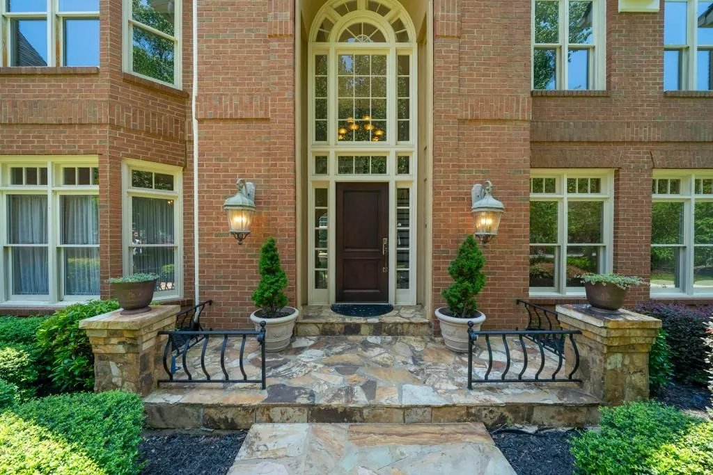 135 Grogans Lake Drive, Sandy Springs, Georgia 30350, 6 Bedrooms Bedrooms, ,4 BathroomsBathrooms,Residential,Sold,135 Grogans Lake Drive,6756364