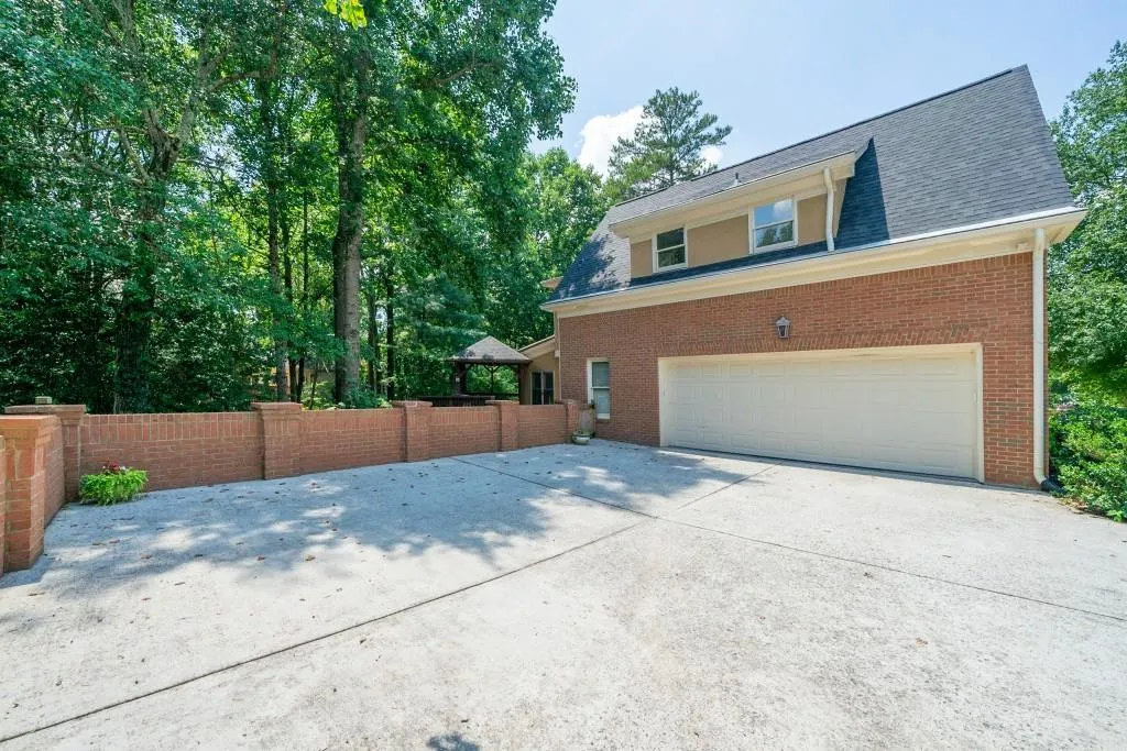 135 Grogans Lake Drive, Sandy Springs, Georgia 30350, 6 Bedrooms Bedrooms, ,4 BathroomsBathrooms,Residential,Sold,135 Grogans Lake Drive,6756364