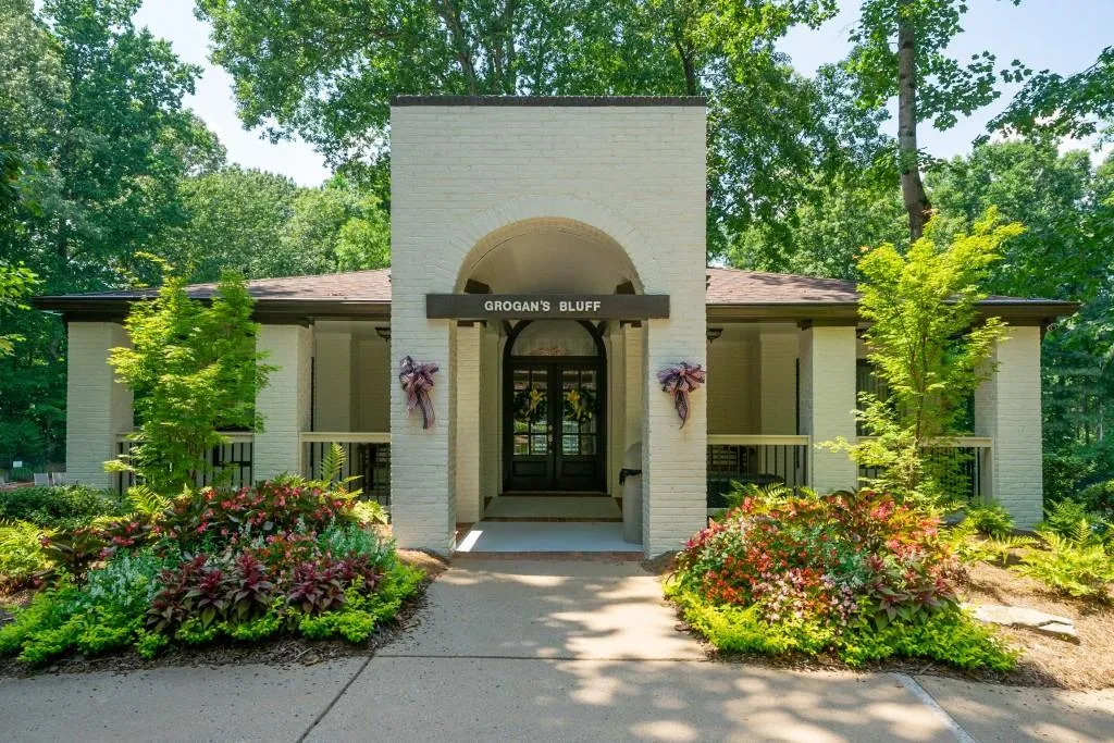 135 Grogans Lake Drive, Sandy Springs, Georgia 30350, 6 Bedrooms Bedrooms, ,4 BathroomsBathrooms,Residential,Sold,135 Grogans Lake Drive,6756364