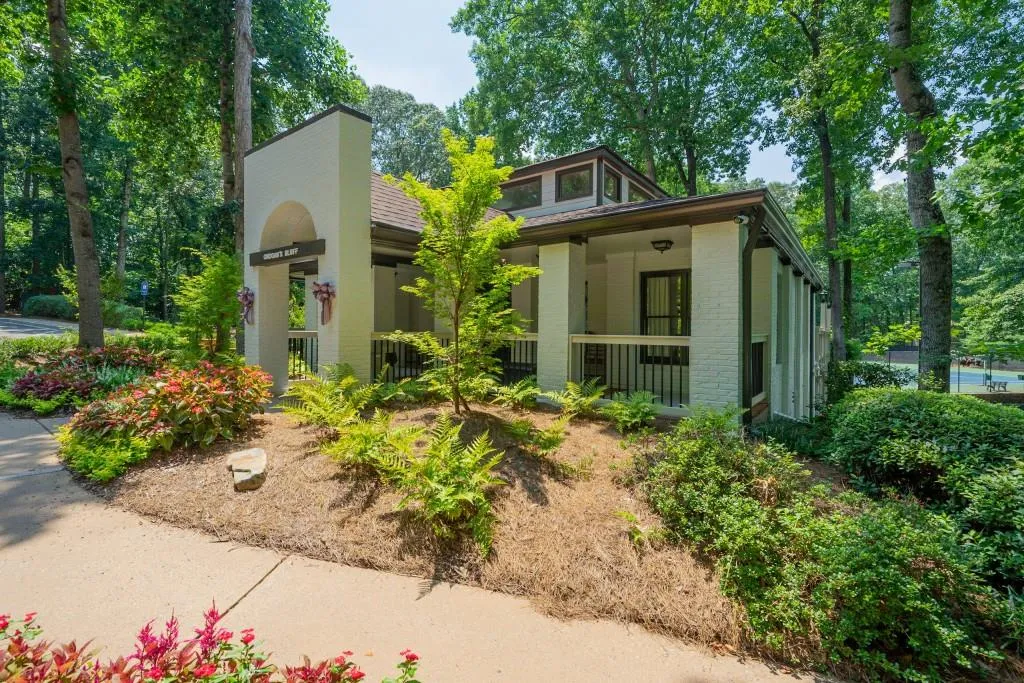 135 Grogans Lake Drive, Sandy Springs, Georgia 30350, 6 Bedrooms Bedrooms, ,4 BathroomsBathrooms,Residential,Sold,135 Grogans Lake Drive,6756364