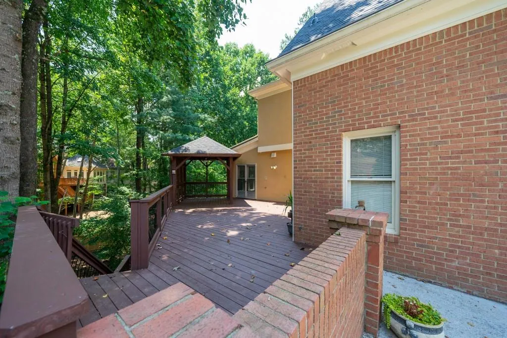 135 Grogans Lake Drive, Sandy Springs, Georgia 30350, 6 Bedrooms Bedrooms, ,4 BathroomsBathrooms,Residential,Sold,135 Grogans Lake Drive,6756364