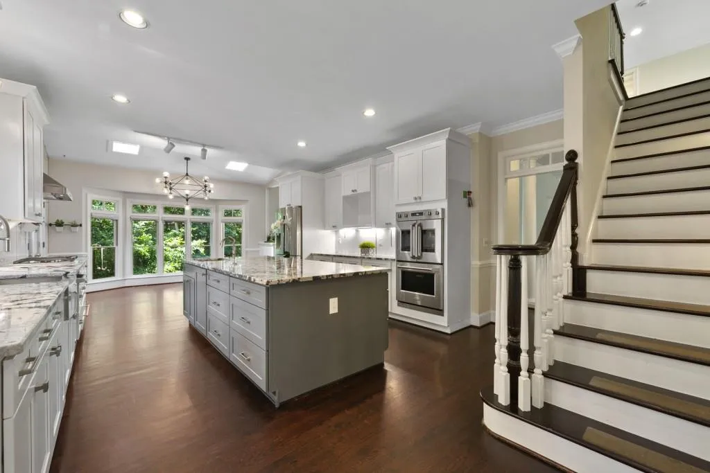 135 Grogans Lake Drive, Sandy Springs, Georgia 30350, 6 Bedrooms Bedrooms, ,4 BathroomsBathrooms,Residential,Sold,135 Grogans Lake Drive,6756364