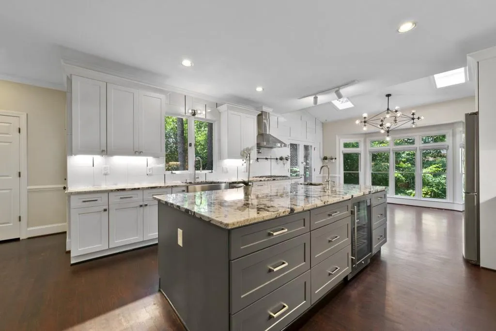 135 Grogans Lake Drive, Sandy Springs, Georgia 30350, 6 Bedrooms Bedrooms, ,4 BathroomsBathrooms,Residential,Sold,135 Grogans Lake Drive,6756364