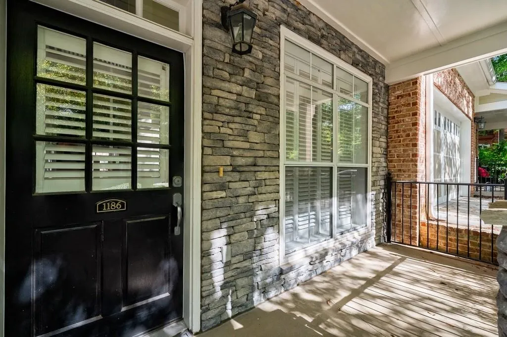 1186 Glenridge Place, Sandy Springs, Georgia 30342, 3 Bedrooms Bedrooms, ,3 BathroomsBathrooms,Residential,Sold,1186 Glenridge Place,6798424