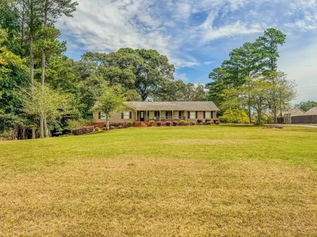Ranch-style house featuring a front yard