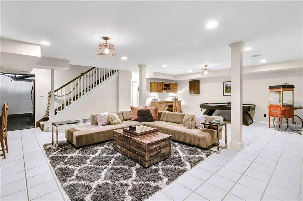 6110 Heards Creek Drive, Atlanta, Georgia 30328, 5 Bedrooms Bedrooms, ,4 BathroomsBathrooms,Residential,Sold,6110 Heards Creek Drive,7514887