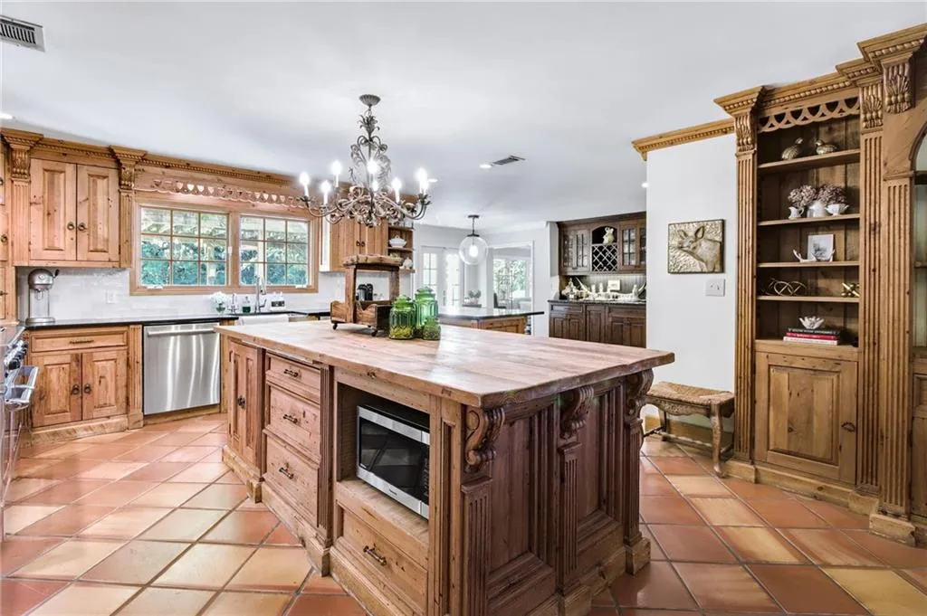 6110 Heards Creek Drive, Atlanta, Georgia 30328, 5 Bedrooms Bedrooms, ,4 BathroomsBathrooms,Residential,Sold,6110 Heards Creek Drive,7514887