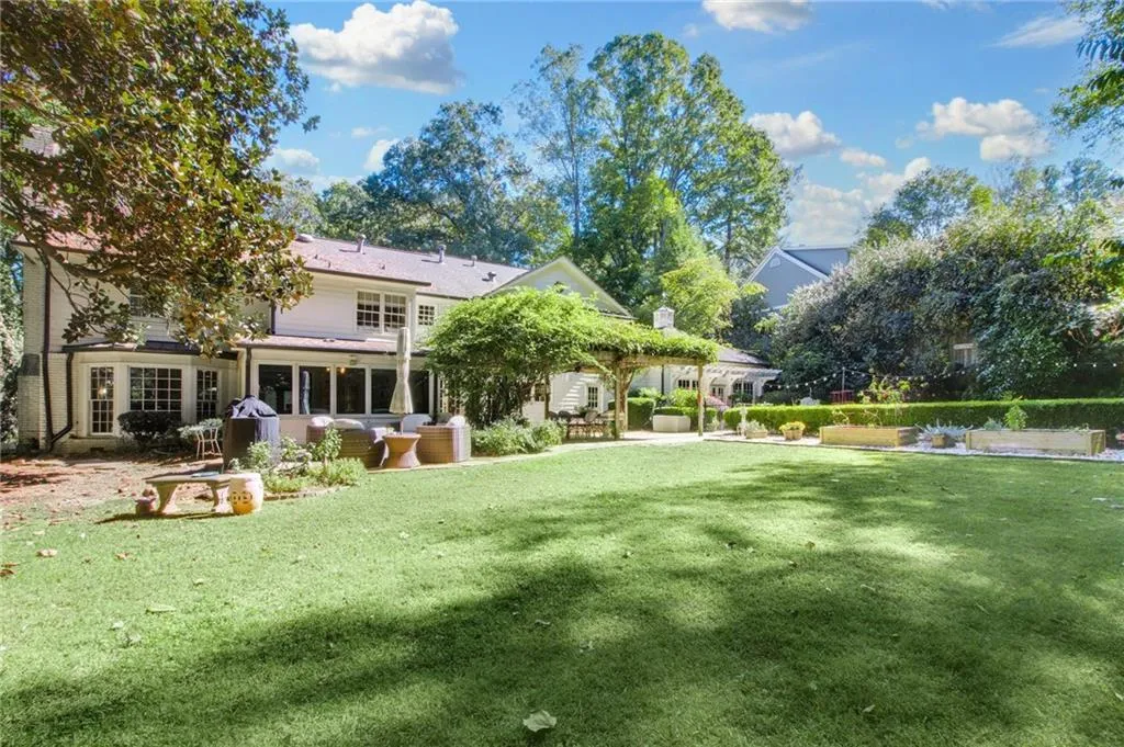 6110 Heards Creek Drive, Atlanta, Georgia 30328, 5 Bedrooms Bedrooms, ,4 BathroomsBathrooms,Residential,Sold,6110 Heards Creek Drive,7514887