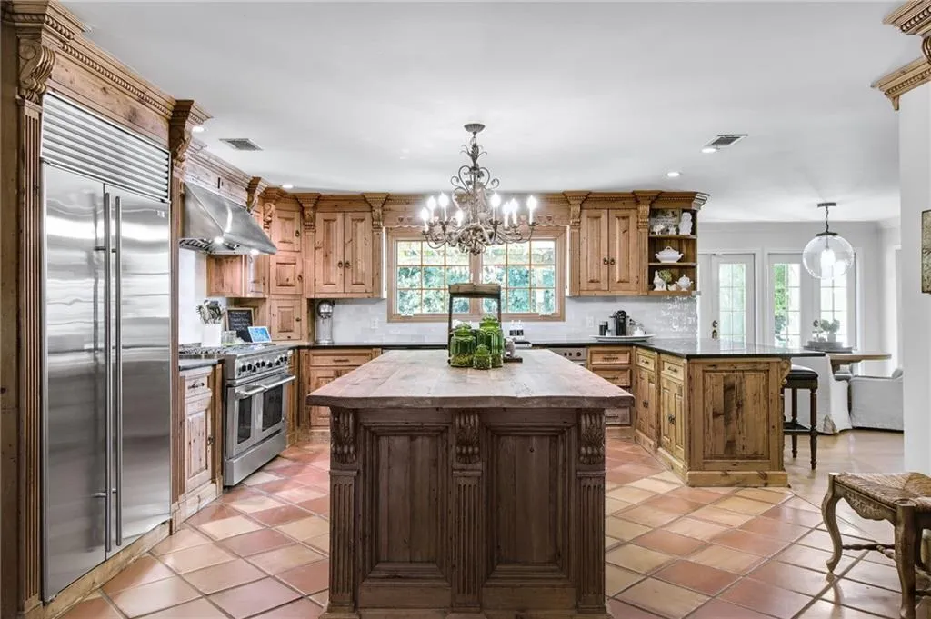 6110 Heards Creek Drive, Atlanta, Georgia 30328, 5 Bedrooms Bedrooms, ,4 BathroomsBathrooms,Residential,Sold,6110 Heards Creek Drive,7514887