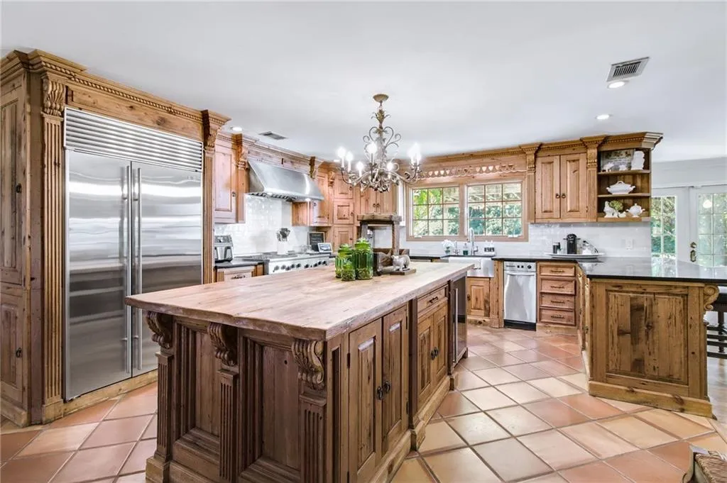 6110 Heards Creek Drive, Atlanta, Georgia 30328, 5 Bedrooms Bedrooms, ,4 BathroomsBathrooms,Residential,Sold,6110 Heards Creek Drive,7514887