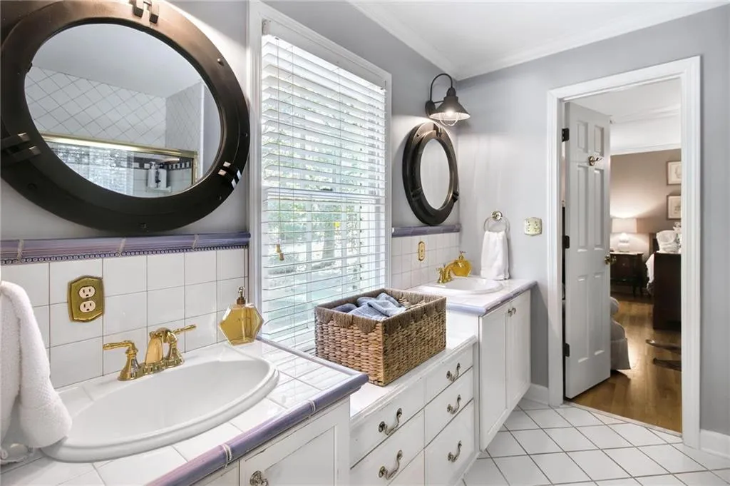 6110 Heards Creek Drive, Atlanta, Georgia 30328, 5 Bedrooms Bedrooms, ,4 BathroomsBathrooms,Residential,Sold,6110 Heards Creek Drive,7514887