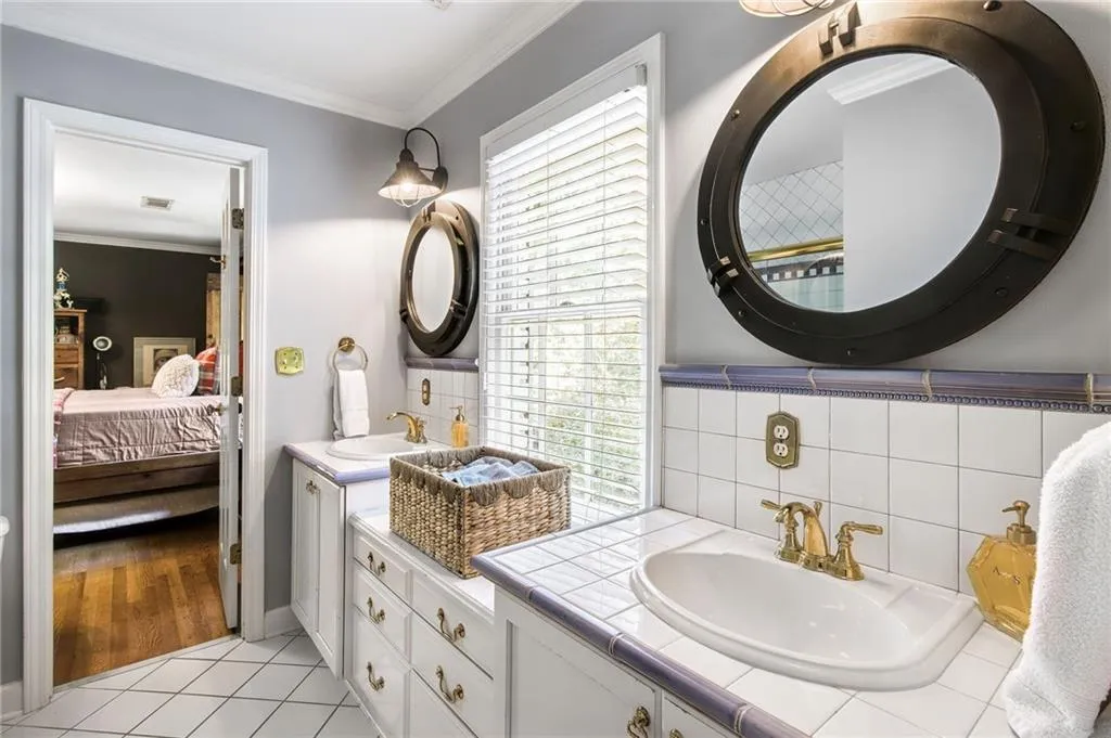 6110 Heards Creek Drive, Atlanta, Georgia 30328, 5 Bedrooms Bedrooms, ,4 BathroomsBathrooms,Residential,Sold,6110 Heards Creek Drive,7514887