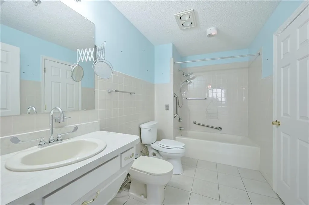 300 Johnson Ferry Road Ne Unit B-1015, Sandy Springs, Georgia 30328, 2 Bedrooms Bedrooms, ,2 BathroomsBathrooms,Residential,Sold,300 Johnson Ferry Road Ne Unit B-1015,6868288