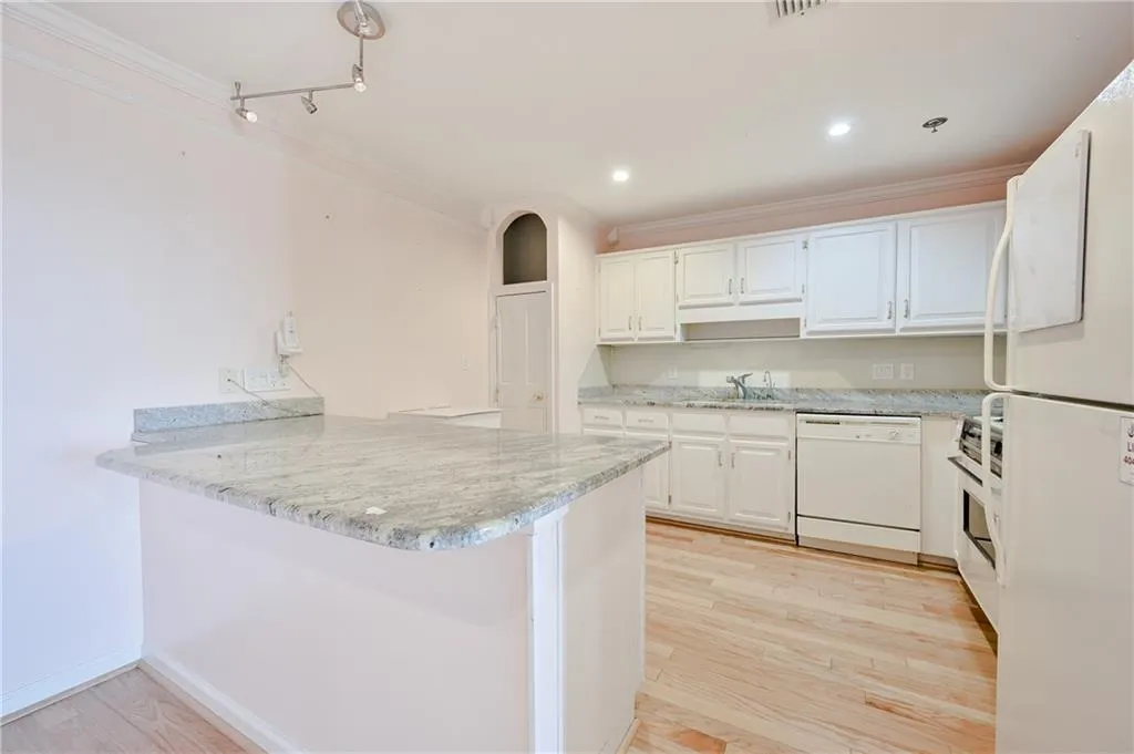300 Johnson Ferry Road Ne Unit B-1015, Sandy Springs, Georgia 30328, 2 Bedrooms Bedrooms, ,2 BathroomsBathrooms,Residential,Sold,300 Johnson Ferry Road Ne Unit B-1015,6868288