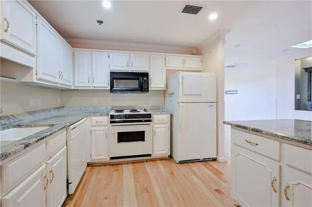 300 Johnson Ferry Road Ne Unit B-1015, Sandy Springs, Georgia 30328, 2 Bedrooms Bedrooms, ,2 BathroomsBathrooms,Residential,Sold,300 Johnson Ferry Road Ne Unit B-1015,6868288