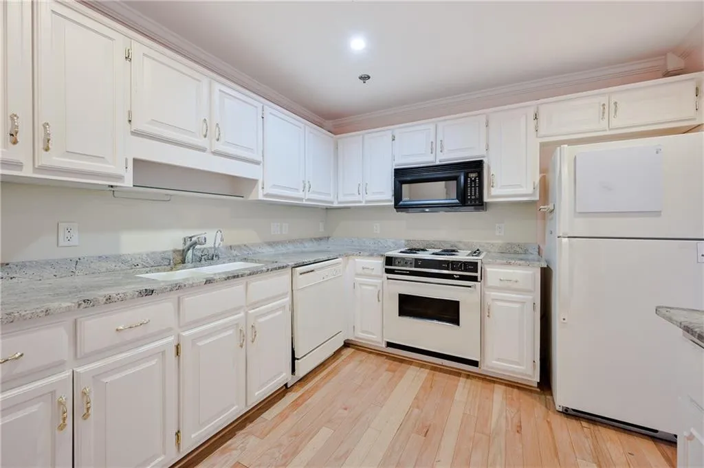 300 Johnson Ferry Road Ne Unit B-1015, Sandy Springs, Georgia 30328, 2 Bedrooms Bedrooms, ,2 BathroomsBathrooms,Residential,Sold,300 Johnson Ferry Road Ne Unit B-1015,6868288