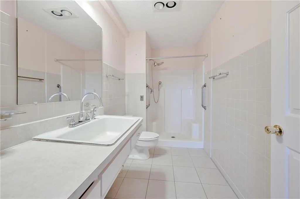 300 Johnson Ferry Road Ne Unit B-1015, Sandy Springs, Georgia 30328, 2 Bedrooms Bedrooms, ,2 BathroomsBathrooms,Residential,Sold,300 Johnson Ferry Road Ne Unit B-1015,6868288