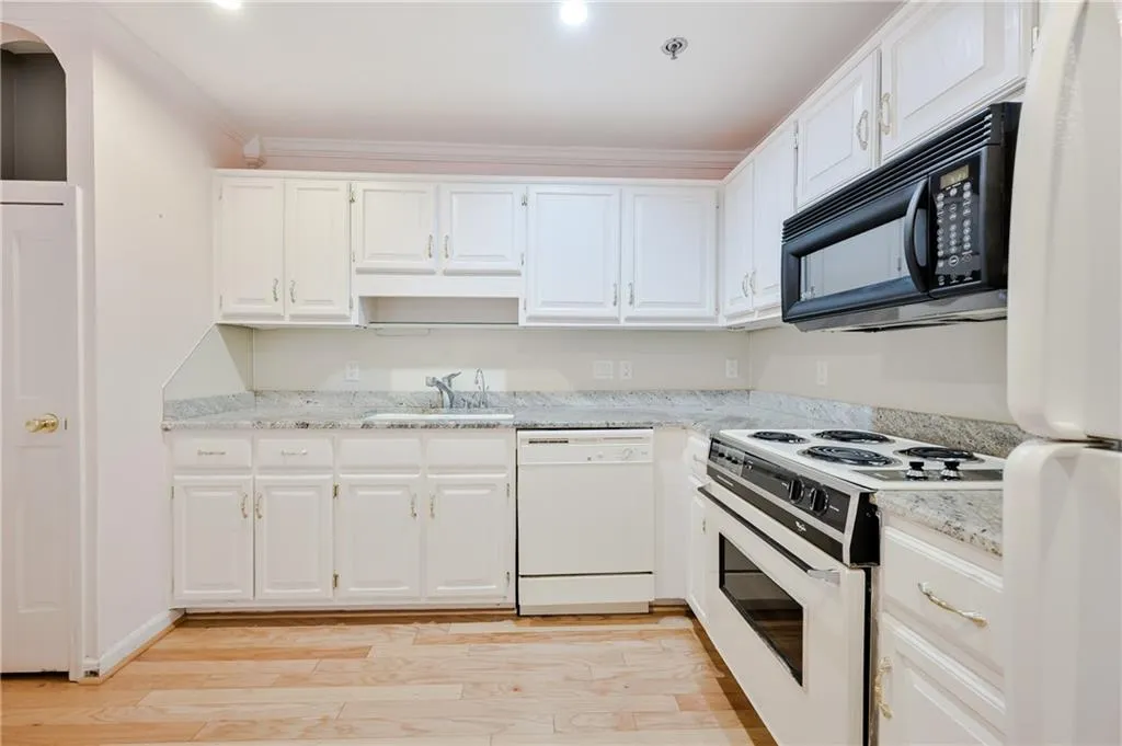 300 Johnson Ferry Road Ne Unit B-1015, Sandy Springs, Georgia 30328, 2 Bedrooms Bedrooms, ,2 BathroomsBathrooms,Residential,Sold,300 Johnson Ferry Road Ne Unit B-1015,6868288
