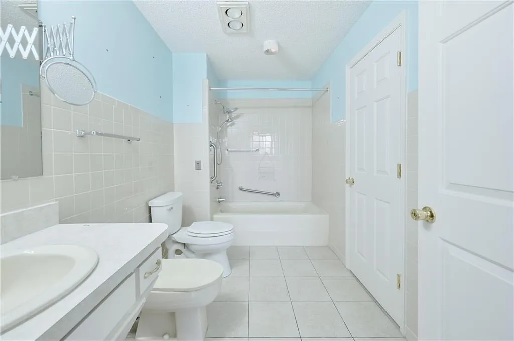 300 Johnson Ferry Road Ne Unit B-1015, Sandy Springs, Georgia 30328, 2 Bedrooms Bedrooms, ,2 BathroomsBathrooms,Residential,Sold,300 Johnson Ferry Road Ne Unit B-1015,6868288