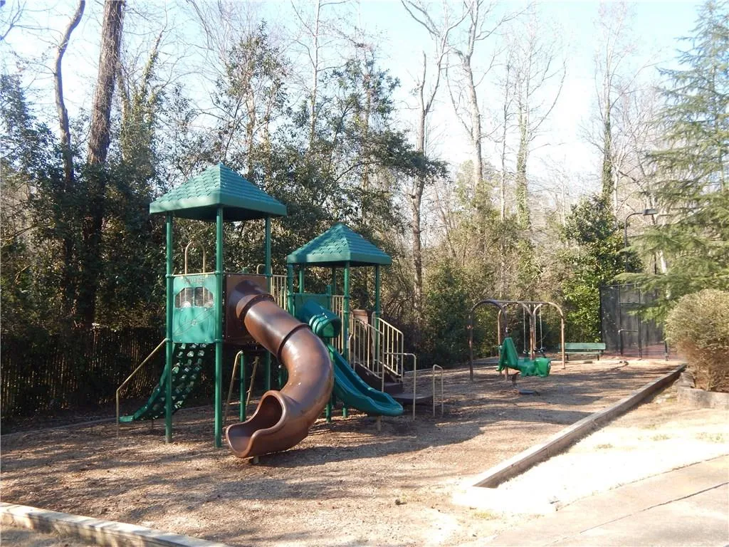 6700 Roswell Road Unit 30e, Sandy Springs, Georgia 30328, 2 Bedrooms Bedrooms, ,1 BathroomBathrooms,Residential,Sold,6700 Roswell Road Unit 30e,5649321