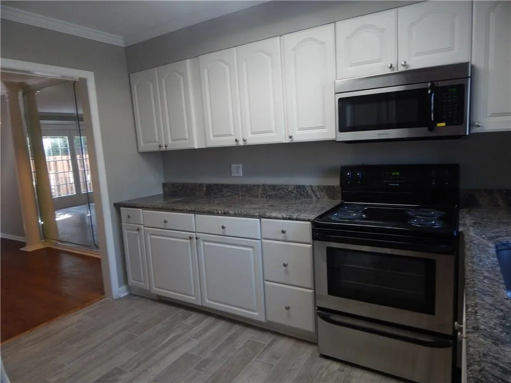 6700 Roswell Road Unit 30e, Sandy Springs, Georgia 30328, 2 Bedrooms Bedrooms, ,1 BathroomBathrooms,Residential,Sold,6700 Roswell Road Unit 30e,5649321