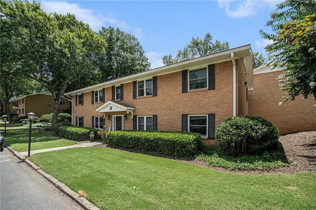 3510 Roswell Road Nw Unit H1, Atlanta, Georgia 30305, 2 Bedrooms Bedrooms, ,2 BathroomsBathrooms,Residential,For Sale,3510 Roswell Road Nw Unit H1,7617429