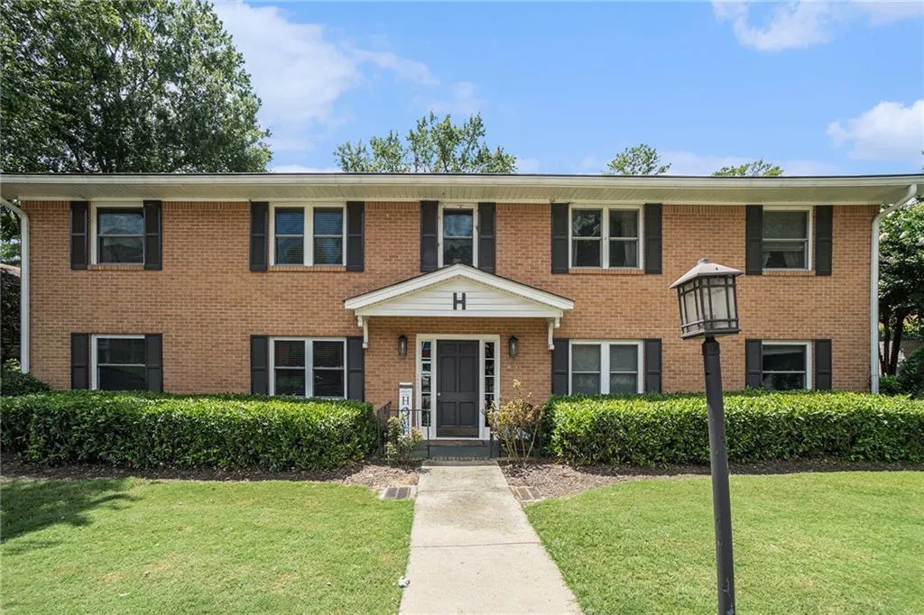 3510 Roswell Road Nw Unit H1, Atlanta, Georgia 30305, 2 Bedrooms Bedrooms, ,2 BathroomsBathrooms,Residential,For Sale,3510 Roswell Road Nw Unit H1,7617429