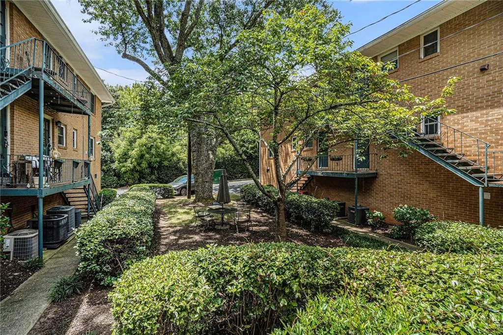3510 Roswell Road Nw Unit H1, Atlanta, Georgia 30305, 2 Bedrooms Bedrooms, ,2 BathroomsBathrooms,Residential,For Sale,3510 Roswell Road Nw Unit H1,7617429