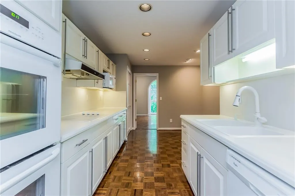 36 Willow Glen Ne, Sandy Springs, Georgia 30342, 3 Bedrooms Bedrooms, ,4 BathroomsBathrooms,Residential,Sold,36 Willow Glen Ne,5838343