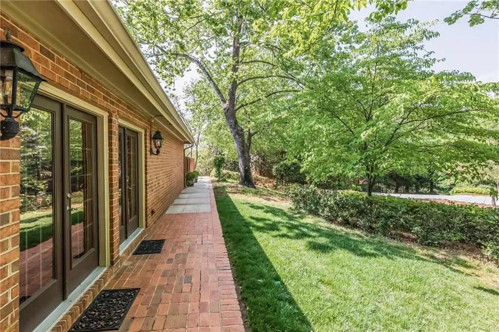 36 Willow Glen Ne, Sandy Springs, Georgia 30342, 3 Bedrooms Bedrooms, ,4 BathroomsBathrooms,Residential,Sold,36 Willow Glen Ne,5838343