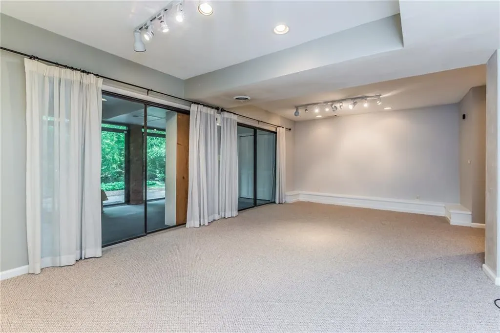 36 Willow Glen Ne, Sandy Springs, Georgia 30342, 3 Bedrooms Bedrooms, ,4 BathroomsBathrooms,Residential,Sold,36 Willow Glen Ne,5838343