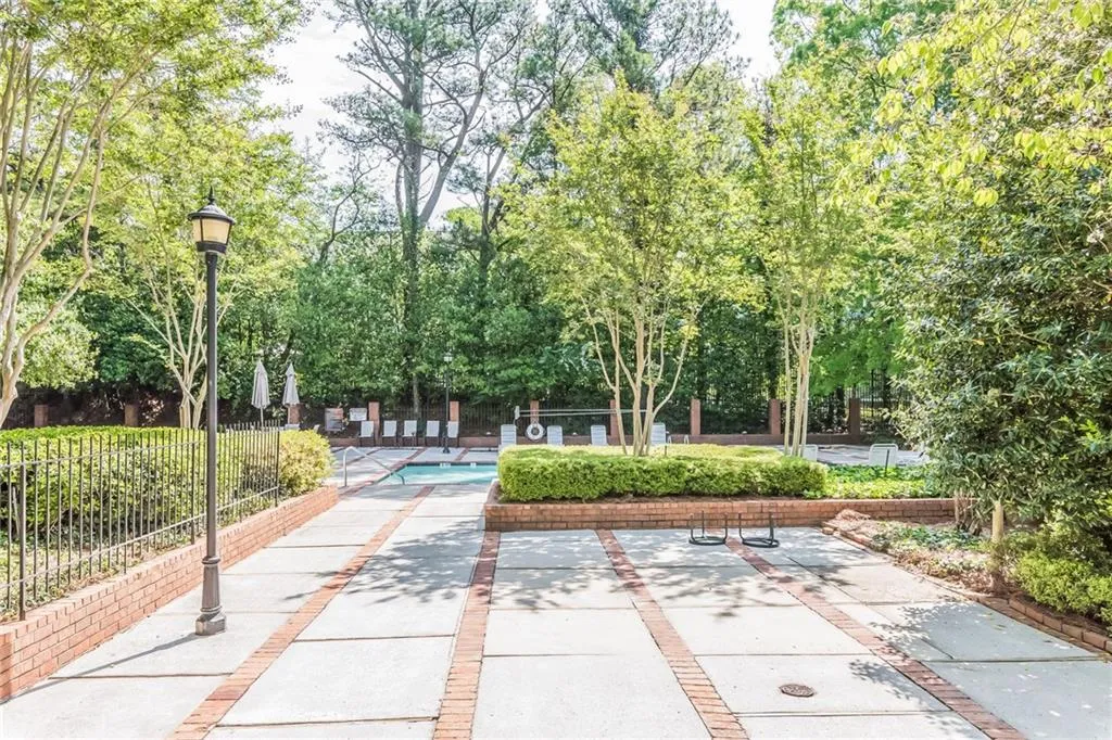 36 Willow Glen Ne, Sandy Springs, Georgia 30342, 3 Bedrooms Bedrooms, ,4 BathroomsBathrooms,Residential,Sold,36 Willow Glen Ne,5838343