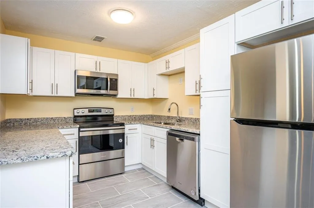 325 Winding River Drive Unit C, Sandy Springs, Georgia 30350, 2 Bedrooms Bedrooms, ,2 BathroomsBathrooms,Residential,Sold,325 Winding River Drive Unit C,6943507