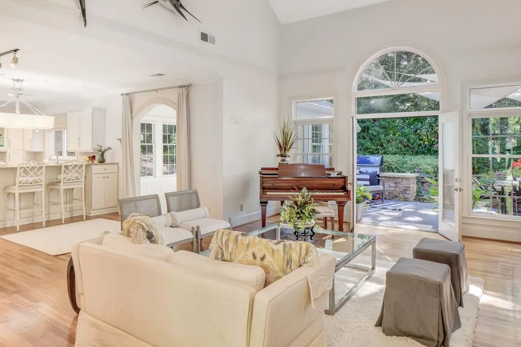 6715 Laurian Wood Drive, Atlanta, Georgia 30328, 4 Bedrooms Bedrooms, ,3 BathroomsBathrooms,Residential,Sold,6715 Laurian Wood Drive,7647464