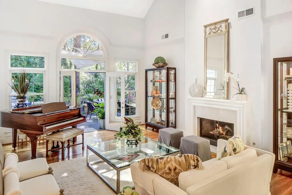 6715 Laurian Wood Drive, Atlanta, Georgia 30328, 4 Bedrooms Bedrooms, ,3 BathroomsBathrooms,Residential,Sold,6715 Laurian Wood Drive,7647464