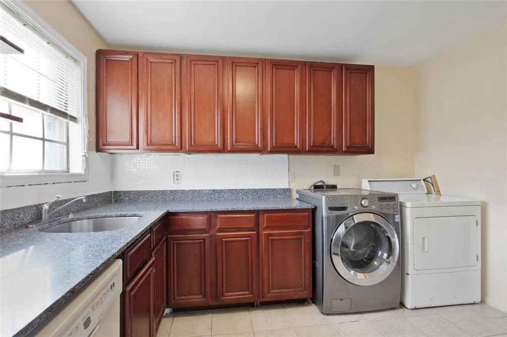 5617 Kingsport Drive, Atlanta, Georgia 30342, 2 Bedrooms Bedrooms, ,1 BathroomBathrooms,Residential,Sold,5617 Kingsport Drive,6986720