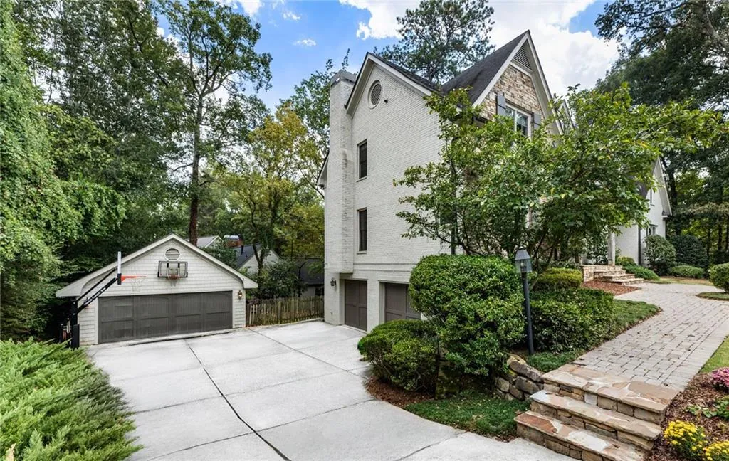 2819 Castlewood Drive Nw, Atlanta, Georgia 30327, 5 Bedrooms Bedrooms, ,5 BathroomsBathrooms,Residential,For Sale,2819 Castlewood Drive Nw,7639916