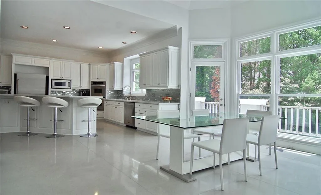 125 Helmsley Drive, Atlanta, Georgia 30327, 5 Bedrooms Bedrooms, ,5 BathroomsBathrooms,Residential,Sold,125 Helmsley Drive,5779307