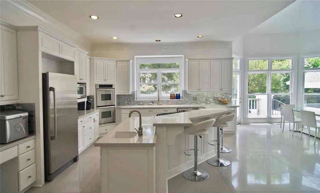 125 Helmsley Drive, Atlanta, Georgia 30327, 5 Bedrooms Bedrooms, ,5 BathroomsBathrooms,Residential,Sold,125 Helmsley Drive,5779307