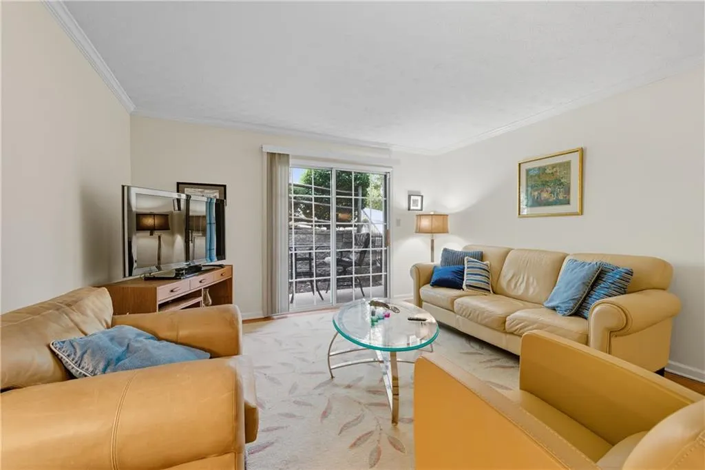 Living area with crown molding