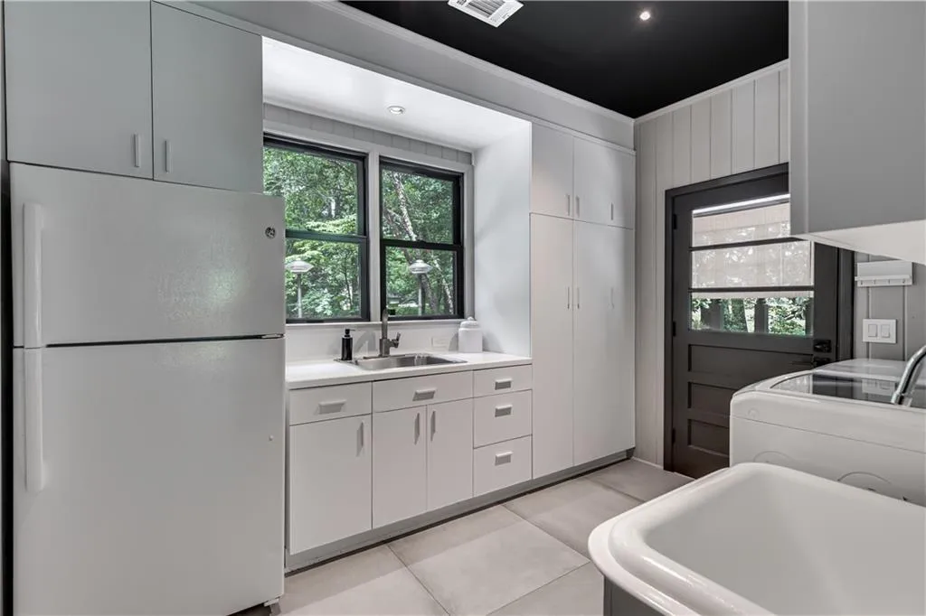 737 W Conway Drive Nw, Atlanta, Georgia 30327, 4 Bedrooms Bedrooms, ,4 BathroomsBathrooms,Residential,For Sale,737 W Conway Drive Nw,7620286