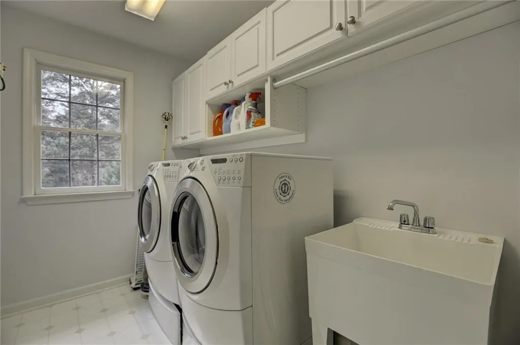 1040 Lancaster Walk, Sandy Springs, Georgia 30328, 3 Bedrooms Bedrooms, ,3 BathroomsBathrooms,Residential,Sold,1040 Lancaster Walk,5818068