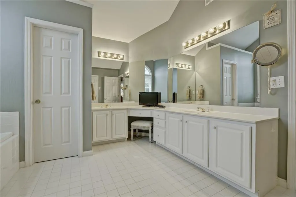 1040 Lancaster Walk, Sandy Springs, Georgia 30328, 3 Bedrooms Bedrooms, ,3 BathroomsBathrooms,Residential,Sold,1040 Lancaster Walk,5818068