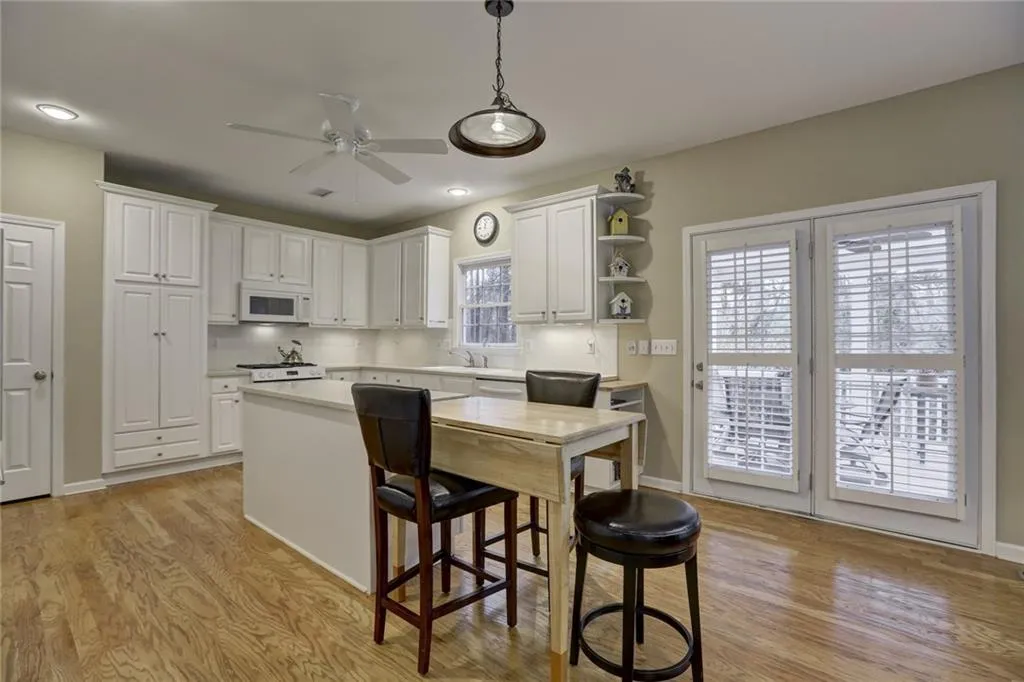 1040 Lancaster Walk, Sandy Springs, Georgia 30328, 3 Bedrooms Bedrooms, ,3 BathroomsBathrooms,Residential,Sold,1040 Lancaster Walk,5818068