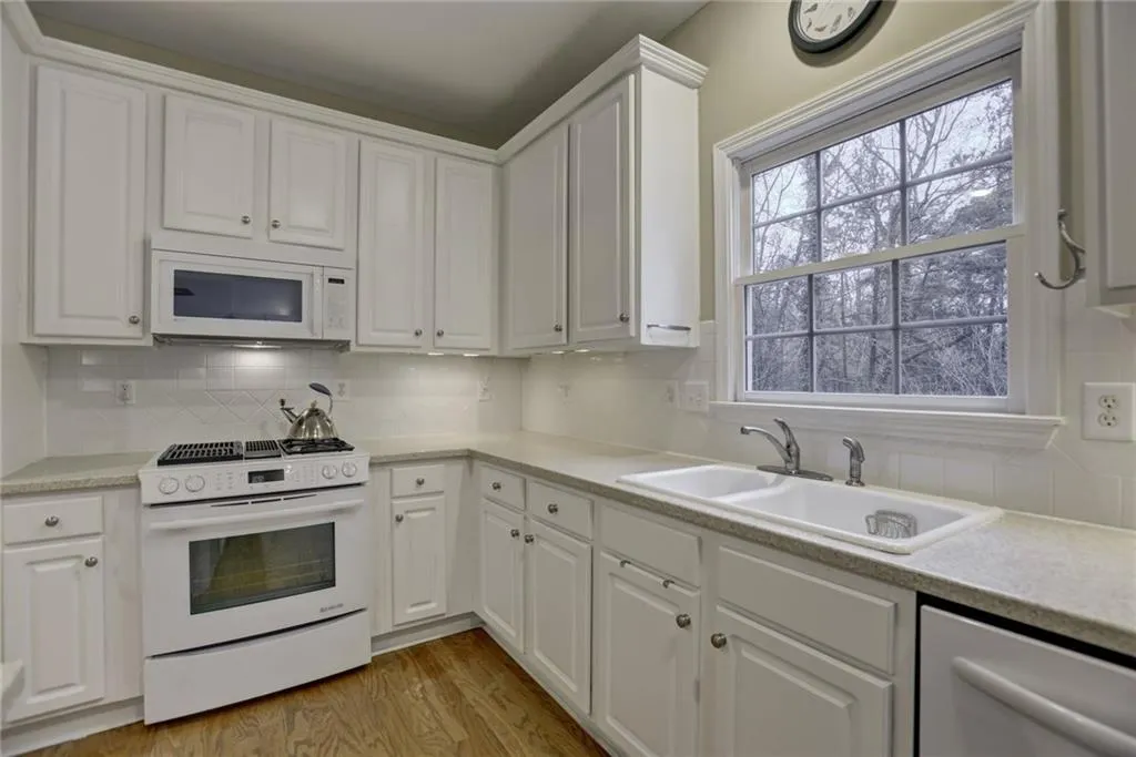 1040 Lancaster Walk, Sandy Springs, Georgia 30328, 3 Bedrooms Bedrooms, ,3 BathroomsBathrooms,Residential,Sold,1040 Lancaster Walk,5818068
