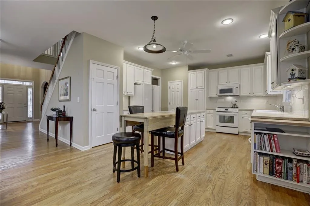 1040 Lancaster Walk, Sandy Springs, Georgia 30328, 3 Bedrooms Bedrooms, ,3 BathroomsBathrooms,Residential,Sold,1040 Lancaster Walk,5818068