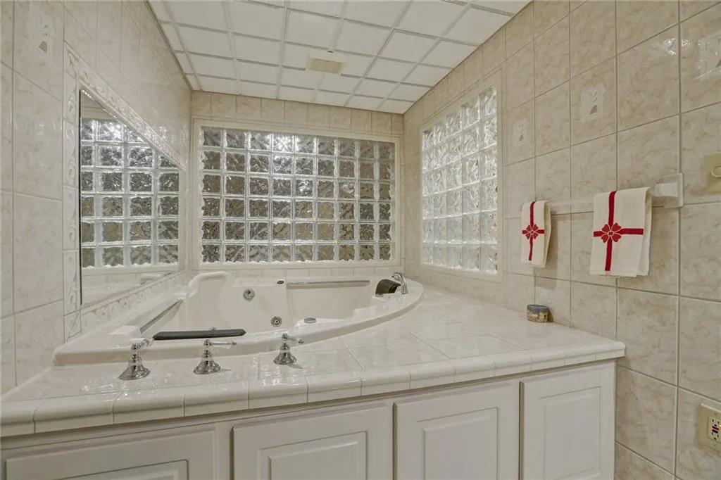 1040 Lancaster Walk, Sandy Springs, Georgia 30328, 3 Bedrooms Bedrooms, ,3 BathroomsBathrooms,Residential,Sold,1040 Lancaster Walk,5818068