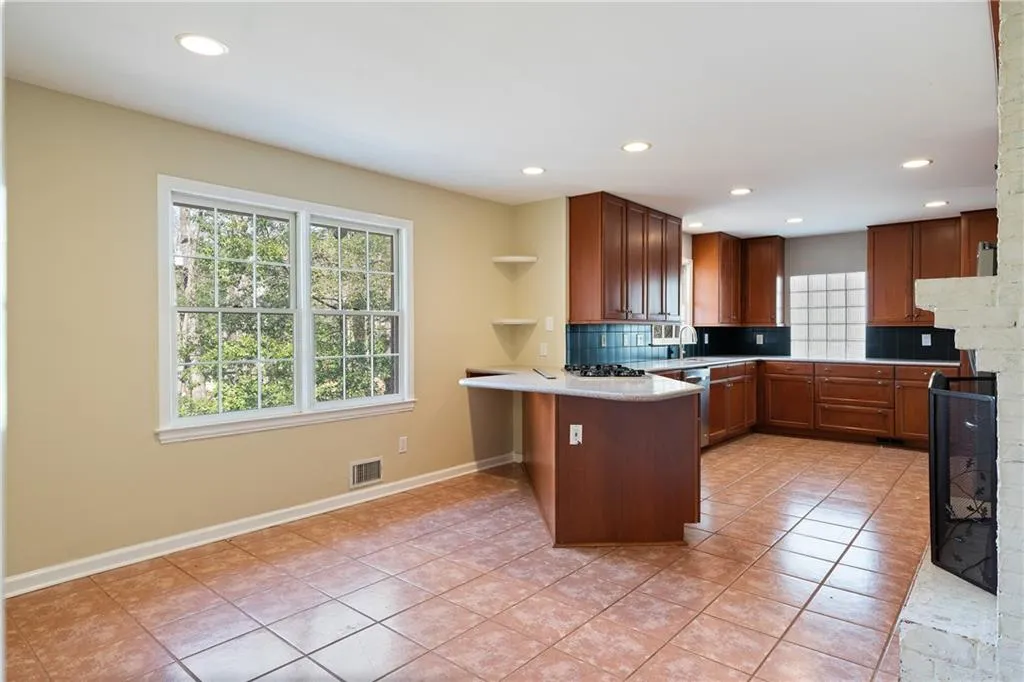 3911 Ivy Road Ne, Atlanta, Georgia 30342, 3 Bedrooms Bedrooms, ,3 BathroomsBathrooms,Residential,For Sale,3911 Ivy Road Ne,7531577